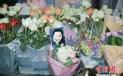 鲜花外景张国荣去世12周年 多地粉丝办纪念活动缅怀偶像