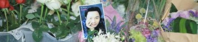 鲜花外景张国荣去世12周年 多地粉丝办纪念活动缅怀偶像