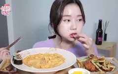 漂亮小姐姐与美食姐姐,邂逅漂亮小姐姐与美食姐姐的甜蜜时光
